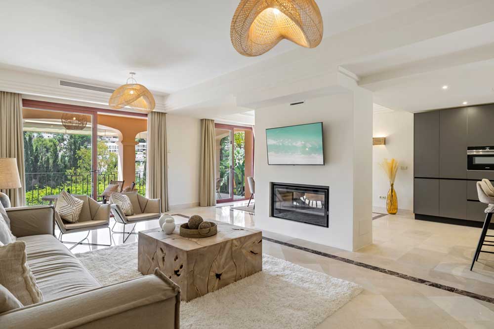 Stylishly decorated and ready to move in. Just a short walk away from Puerto Banus with a variety services and entertainment and sandy beaches.