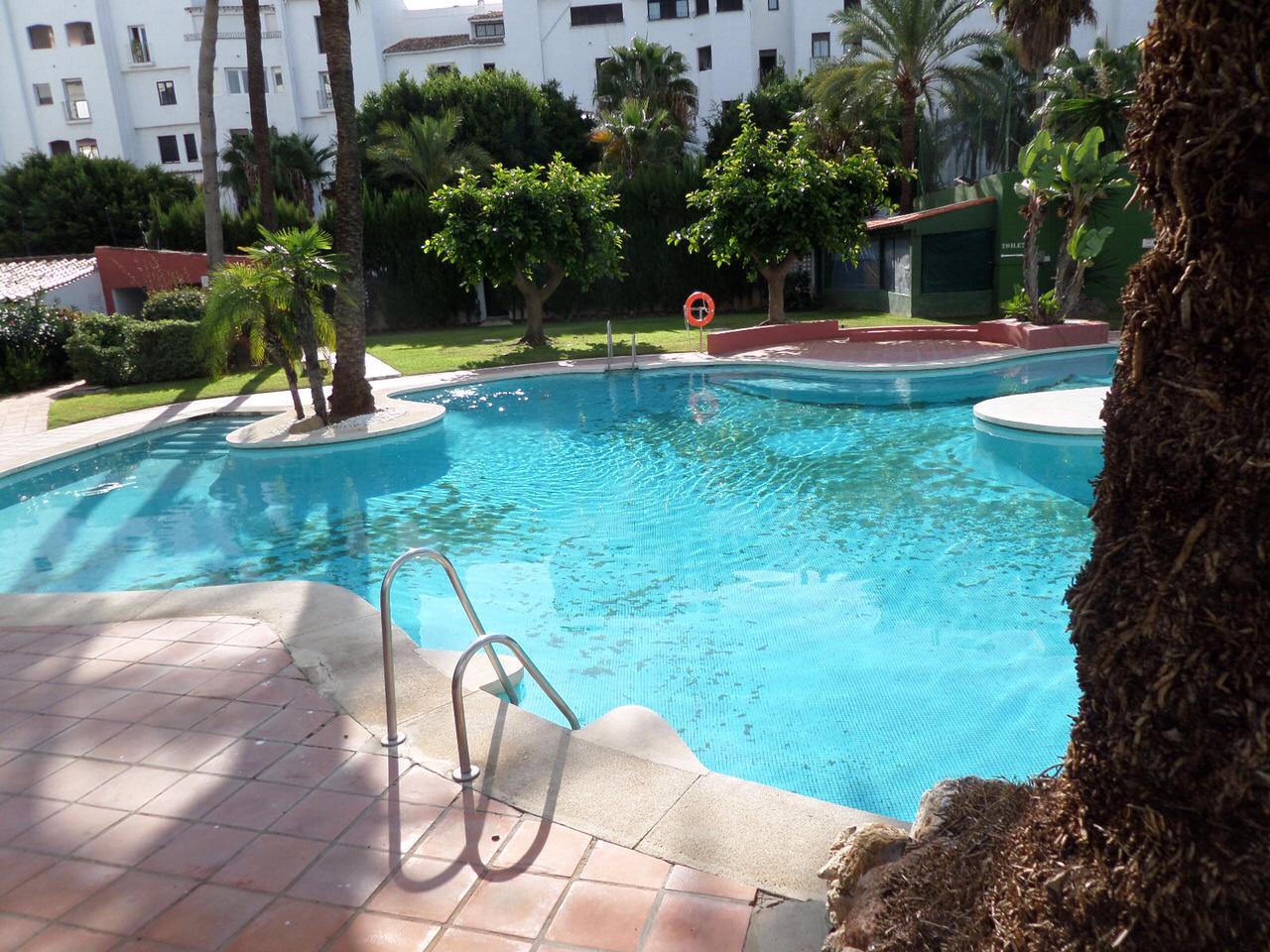 Location à long terme. Rez-de-chaussée avec jardin. Puerto Banús.