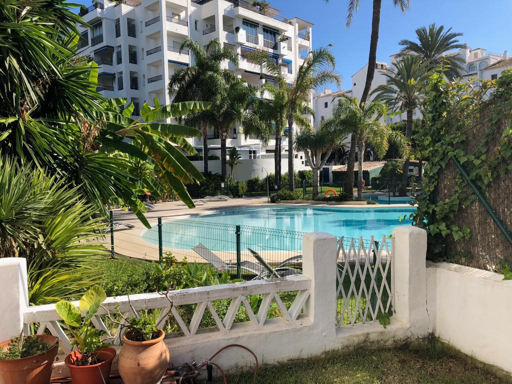 Location à long terme. Rez-de-chaussée avec jardin. Puerto Banús.