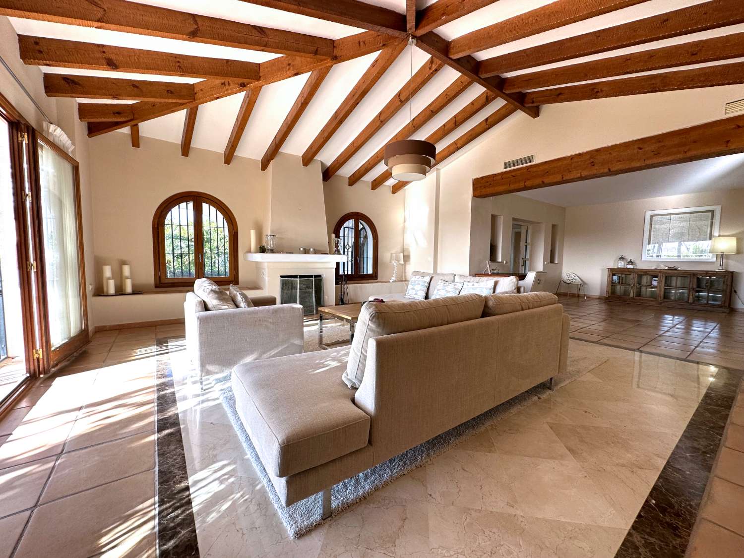 Zu verkaufen, Villa mit 6 Schlafzimmern in Sierra Blanca, Marbella.  Grundstück 2.090 m².