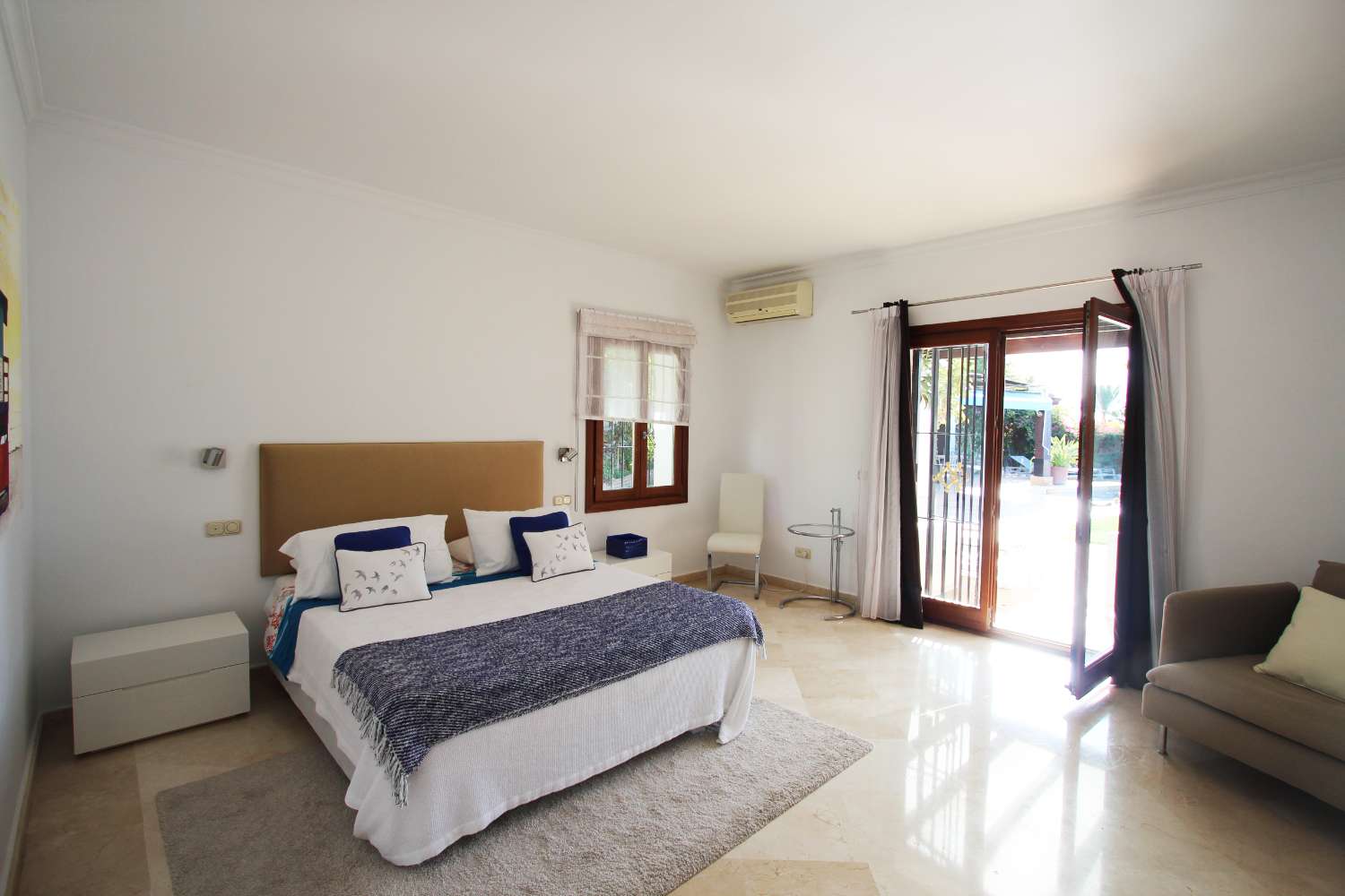 Zu verkaufen, Villa mit 6 Schlafzimmern in Sierra Blanca, Marbella.  Grundstück 2.090 m².