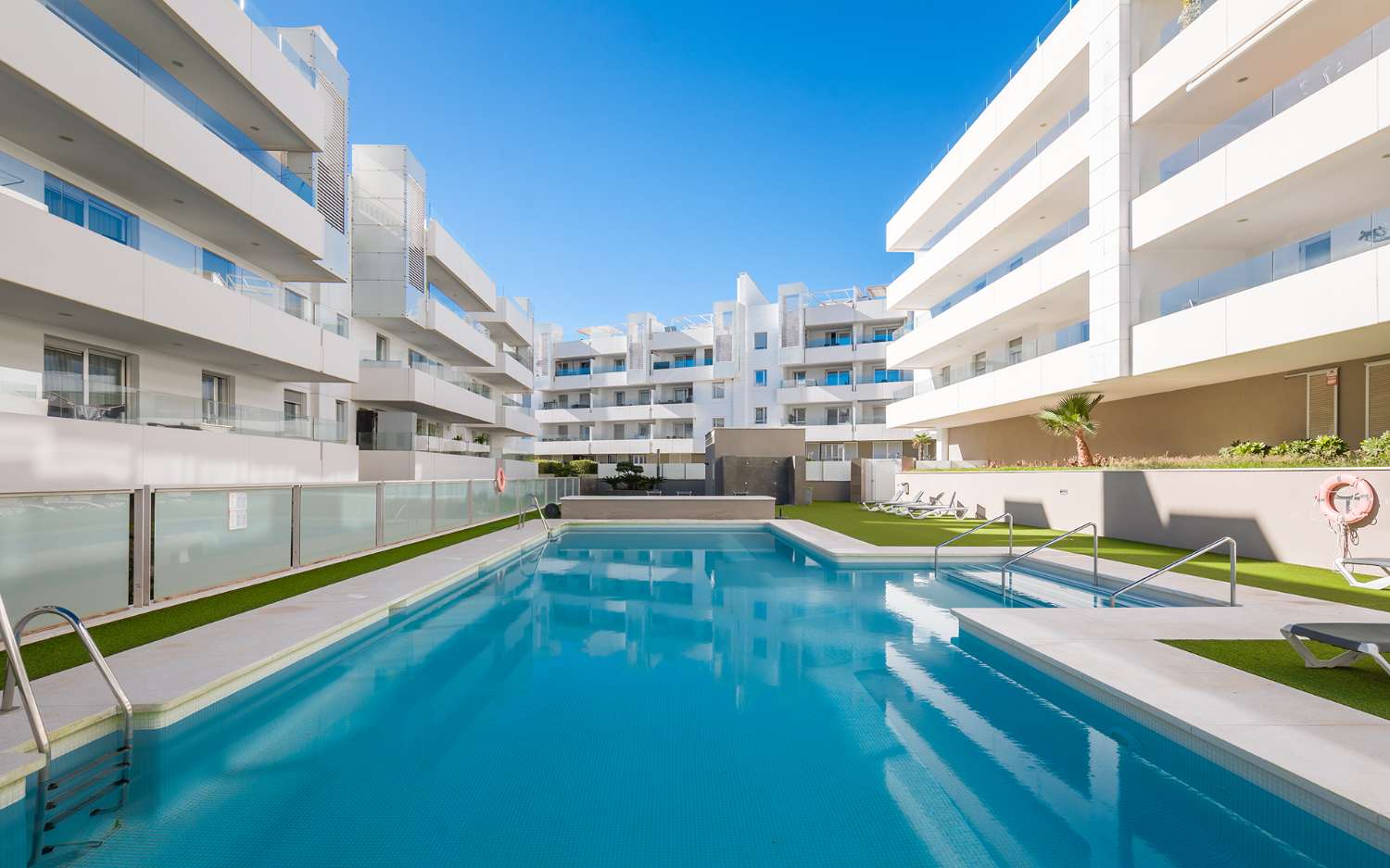 Til salg. Corner Penthouse i Acqua, et boligområde bygget i 2017. Marbella. Indeholder 2 garager og opbevaringsrum.